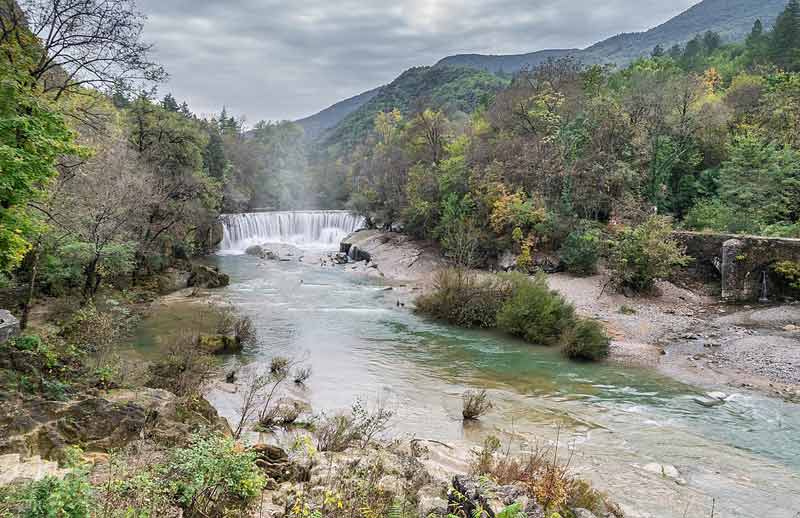 Vue depuis la route sur la rivière de la Vis et sur la cascade de la Vis à Saint-Laurent-le-Minier dans le Gard