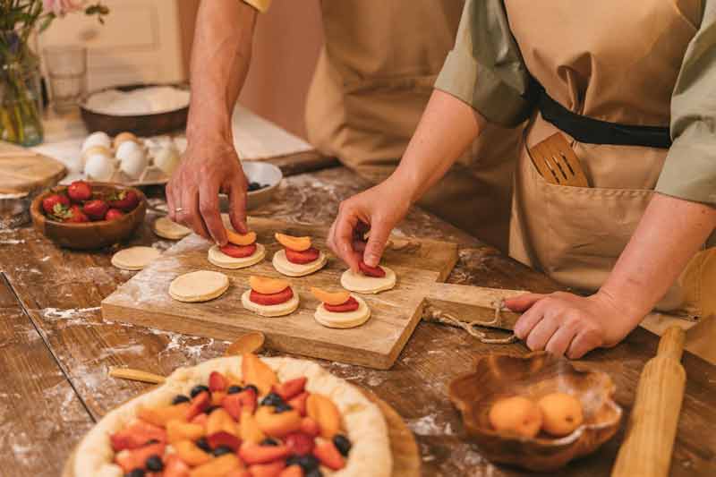 Atelier pâtisserie dans un chalet de luxe dans les Alpes avec Le Collectionist, moment convivial autour de desserts aux fruits frais