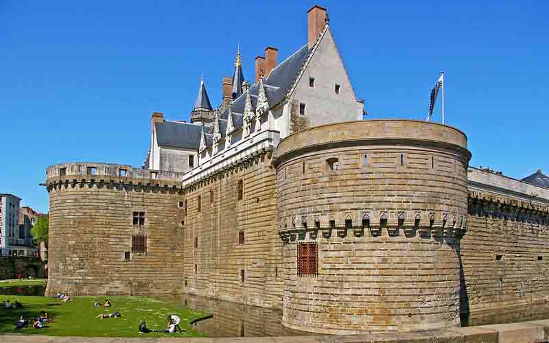 Logis du château des Ducs de Bretagne à Nantes vu des douves (entre la tour des Jacobins et la tour du Port)