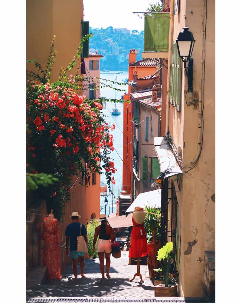 Ruelle colorée de Nice (Côte d’Azur) avec vue sur la mer et façades aux tons pastel