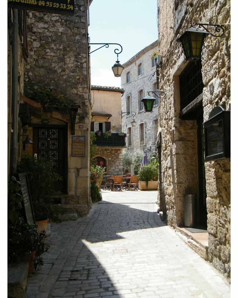Ruelle pavée du village perché de Saint-Paul-de-Vence sur la Côte d’Azur