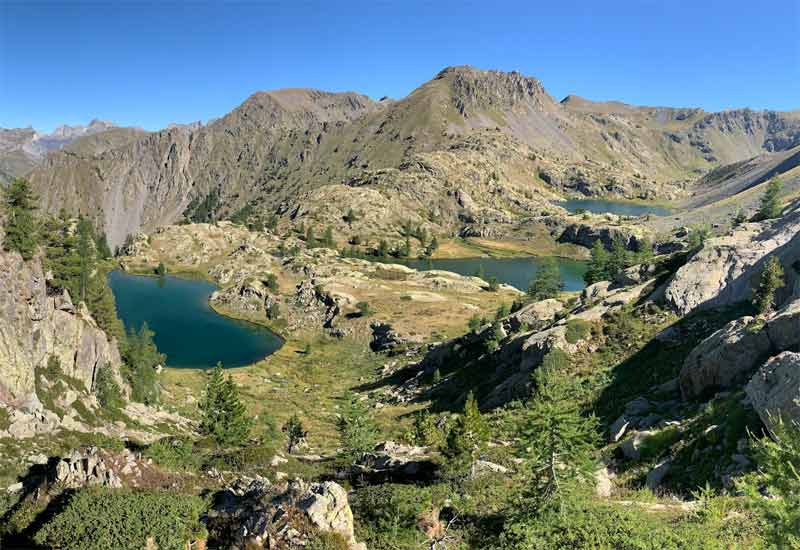 Paysage du parc national du Mercantour avec lacs de montagne et sommets alpins sur la Côte d’Azur