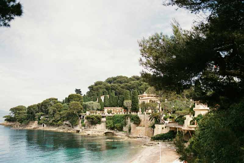 Littoral de Saint-Jean-Cap-Ferrat sur la Côte d’Azur avec criques, villas et eaux turquoise