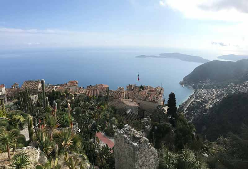 Village perché d’Èze sur la Côte d’Azur avec vue panoramique sur la Méditerranée