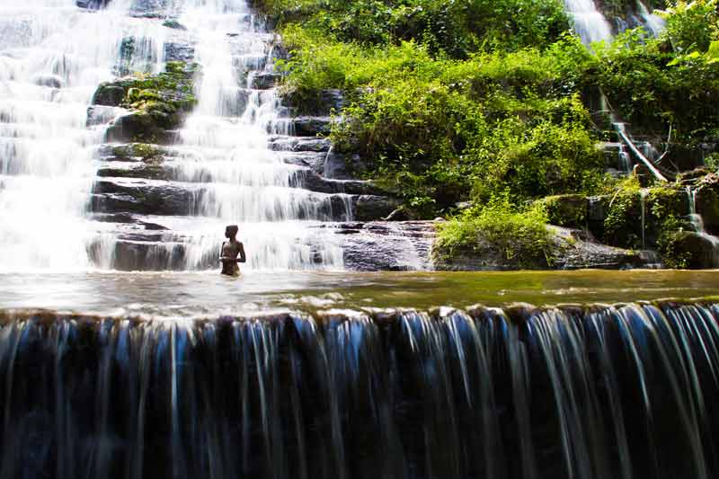 Cascade naturelle à Man en Côte d’Ivoire, au cœur des dix-huit montagnes, lieu de baignade et de randonnée en pleine nature