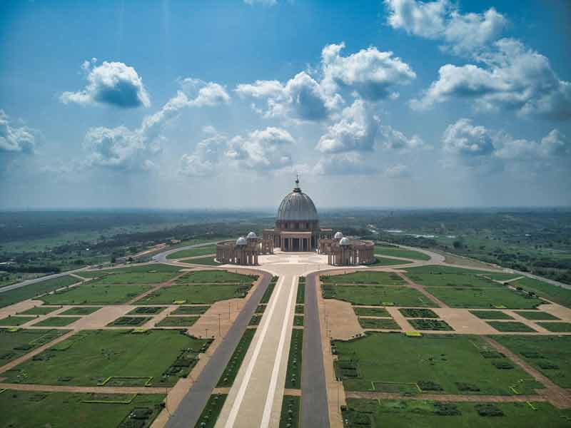 Basilique Notre-Dame de la Paix à Yamoussoukro, Côte d’Ivoire, chef-d’œuvre architectural inspiré de Saint-Pierre de Rome
