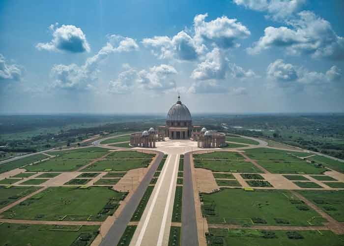 Vue aérienne de la basilique Notre-Dame de la Paix à Yamoussoukro (Côte d'Ivoire) entourée de jardins symétriques et d'une vaste esplanade