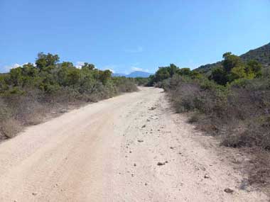 Sentier de randonnée dans le désert des Agriates, Corse (France)