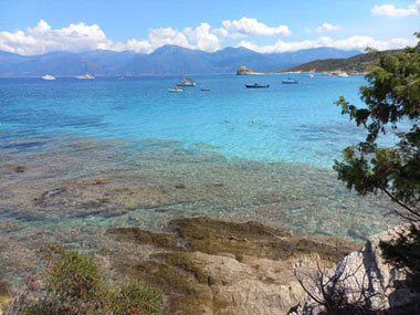 Littoral avec vue sur la mer depuis le sentier de randonnée qui relie la plage de Saleccia à la plage du Lotu (Corse, France)