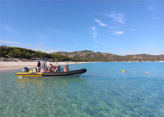 Vue sur un taxi plage et sur la plage de Saleccia (désert des Agriates, Corse)