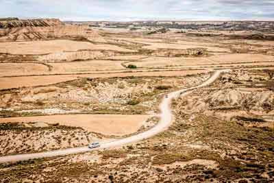 voiture sur un chemin dans le désert de Las Bardenas Reales (Navarre, nord de l'Espagne)