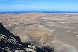 Point de vue sur le désert de Fuerteventura depuis le sommet d'une colline (îles Canaries, Espagne)