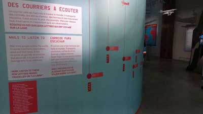 Mur sur lequel on peut écouter la lecture de lettres qui ont voyagé sur la ligne, musée L'Envol des Pionniers (Toulouse)