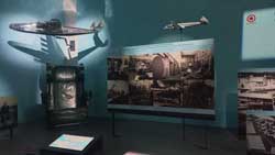 Photo noir et blanc et maquette d’avion, musée L'Envol des Pionniers (Toulouse)