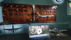 Outils de mécaniciens et maquette d’un avion, musée L'Envol des Pionniers (Toulouse)