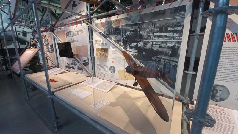 Photo d’un échafaudage avec une exposition sur la construction d’un avion et la maquette en bois d’un avion, musée L'Envol des Pionniers (Toulouse)