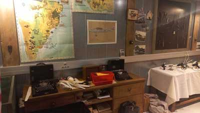 Bureau avec une carte d’Amérique du sud et des machines à écrire dans l’atelier réservé aux enfants pour la fabrication d’avions, musée L'Envol des Pionniers (Toulouse)
