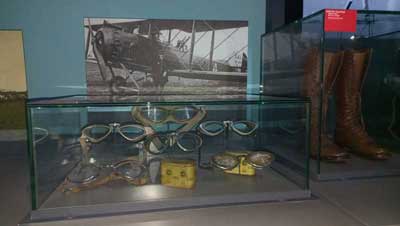Lunettes et bottes d’aviateurs, musée L'Envol des Pionniers (Toulouse)