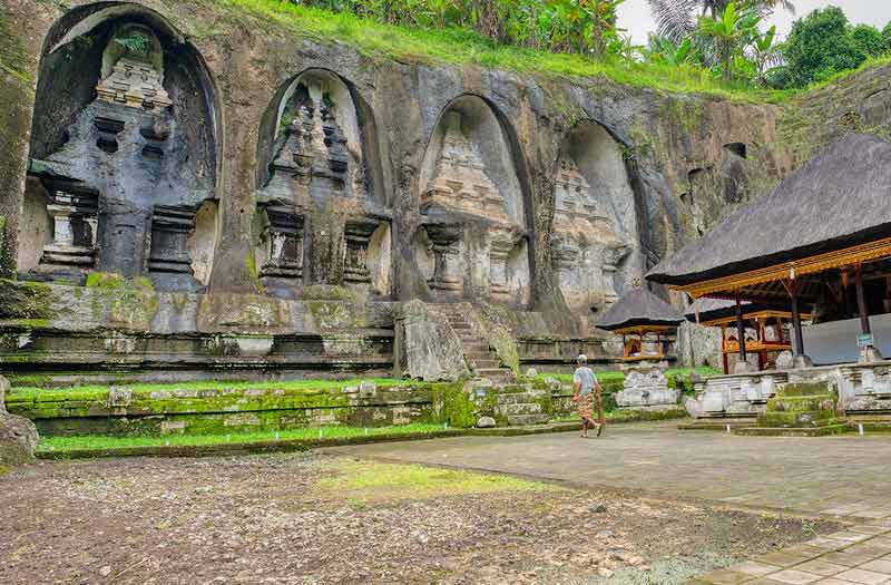 Gunung Kawi : sanctuaires abrités dans des niches creusés dans la roche et d’une hauteur de 8 mètres