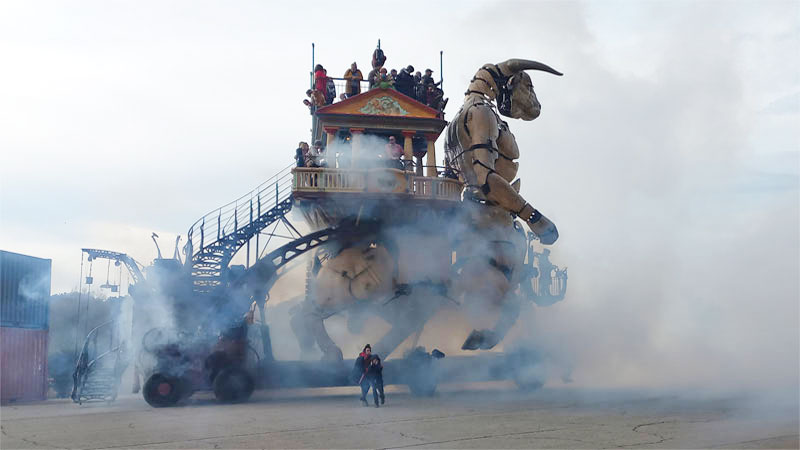 Astérion le Minotaure qui avance dans un nuage de fumée, piste geants, Toulouse, France
