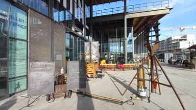 Panneaux à l'entrée de la halle de la machine avec des informations sur les tarifs des billets et les horaires de spectacle