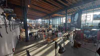 Panorama sur l'intérieur de la halle de la machine dans le quartier de Montaudran à Toulouse (France)