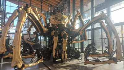 Gros plan sur Ariane, l'araignée géante de la halle de la machine, Toulouse (France)