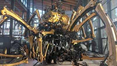 Araignée géante de la halle de la machine vue de profil