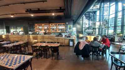 Intérieur du Minotaure Café avec des tables damier rouges et bleues, halle des machines, Toulouse (France)