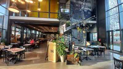 Intérieur du Minotaure Café avec un escalier qui permet de monter au premier étage de la halle de la machine, Toulouse (France)