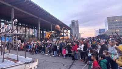 Public qui assiste à un spectacle de la compagnie la machine à l'extérieur de la halle de la machine de Toulouse (France)