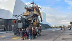 Visiteurs qui montent sur le dos du minotaure (aerodrome montaudran toulouse)