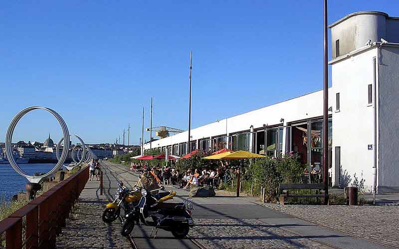 Vue sur le hangar à bananes et les anneaux de Buren depuis le quai des Antilles sur l'île de Nantes