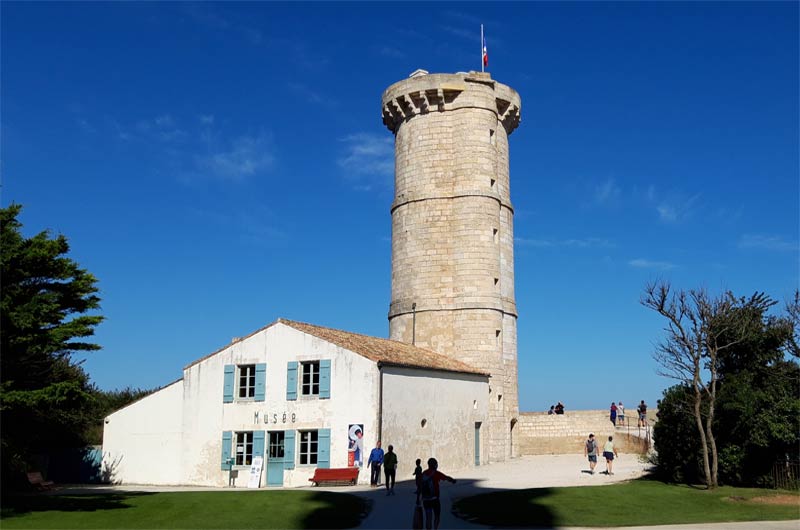 L’ancien phare des Baleines et son musée maritime sous un ciel bleu à Saint-Clément-des-Baleines, sur l’île de Ré