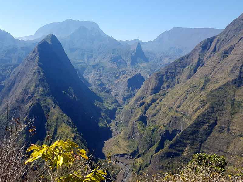 Paysage montagneux de l’île de La Réunion avec cirques volcaniques et reliefs escarpés, idéal pour la randonnée