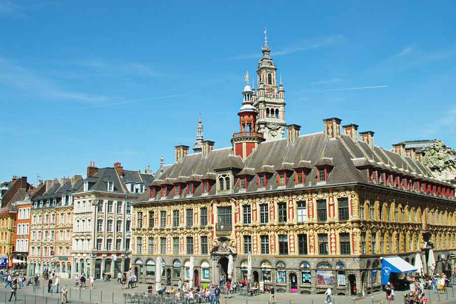 Vieille Bourse de Lille vue depuis la Grand'Place, avec ses façades sculptées et le beffroi de l'hôtel de ville en arrière-plan