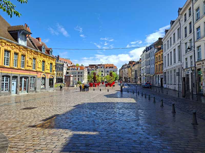 Place pavée du Vieux-Lille bordée de façades flamandes colorées, typique des ruelles du quartier