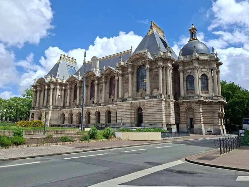 Façade monumentale du Palais des Beaux-Arts de Lille avec ses coupoles et sa pierre sculptée