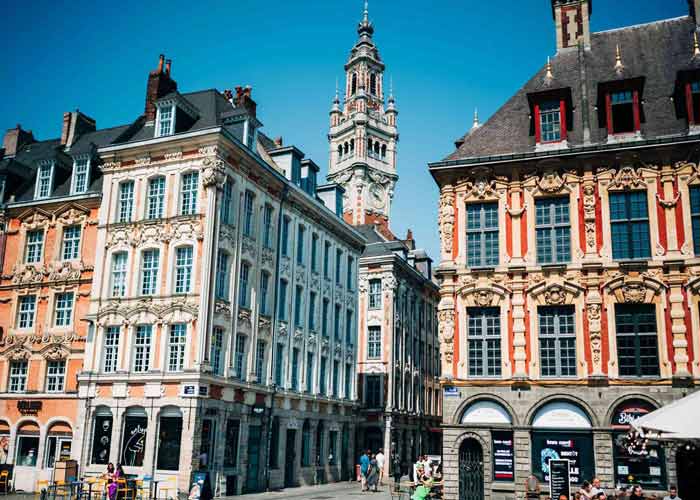 Fa�ades typiques du Vieux-Lille avec vue sur le beffroi de l'h�tel de ville en arri�re-plan