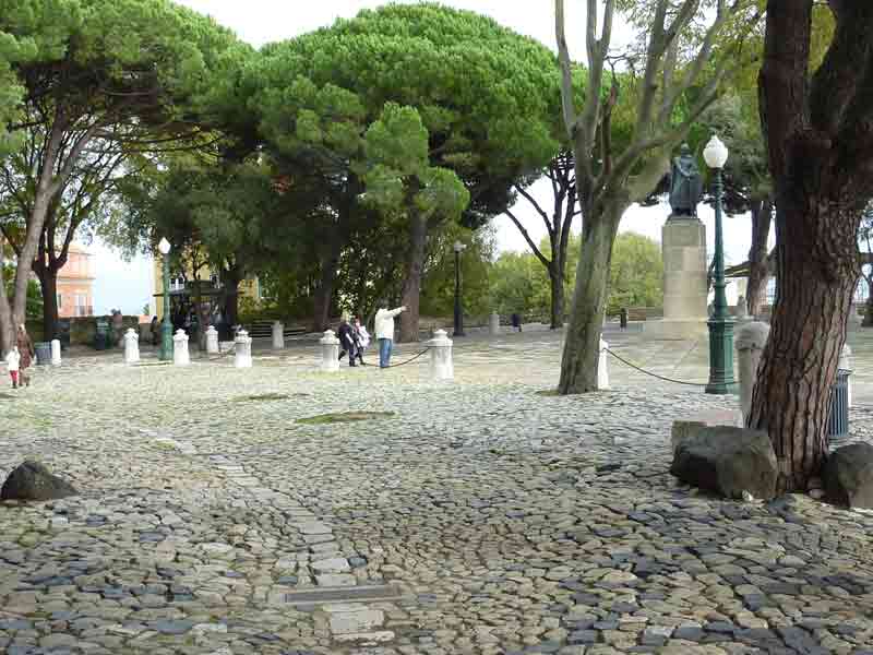 Chemin pavé devant le château Saint-Georges (Castelo São Jorge), Lisbonne (Portugal)