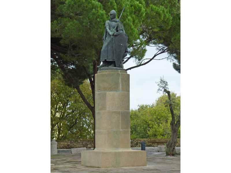 Statue de Saint-Georges (guerrier du IVème siècle) devant le château Saint-Georges (Lisbonne, Portugal)