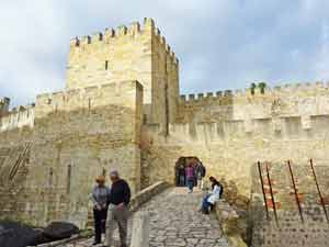 Entrée du château Saint-Georges (Castelo São Jorge), quartier de l'Alfama, Lisbonne (Portugal)