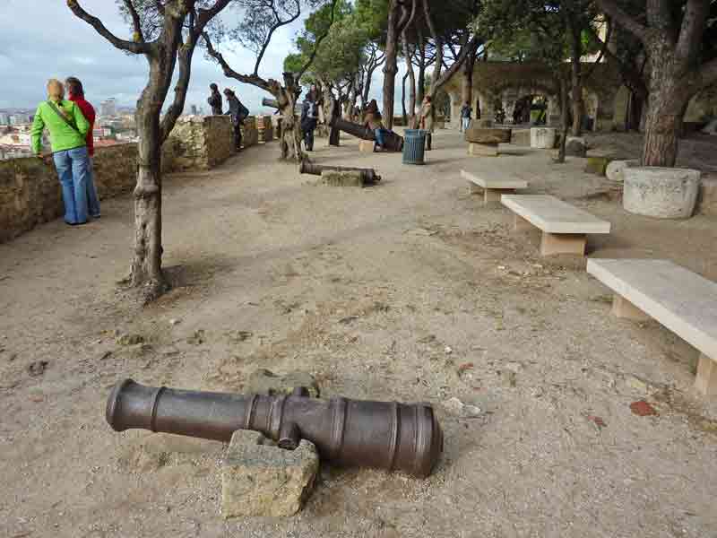 Canons qui ont défendu le château Saint-Georges (Castelo São Jorge) pendant plusieurs siècles (Lisbonne, Portugal)