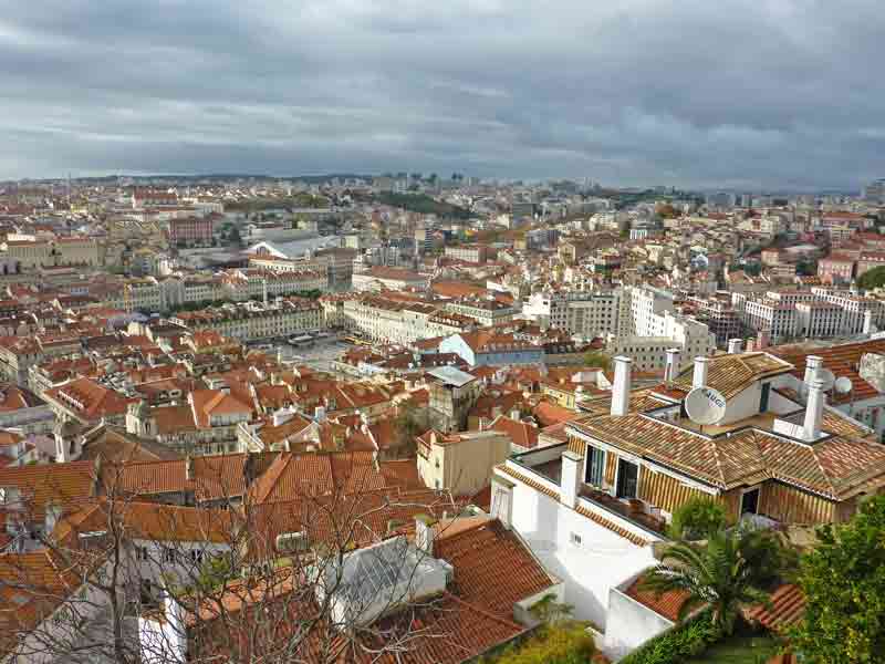 Vue sur les toits de Lisbonne depuis le château Saint-Georges (Castelo São Jorge), Lisbonne (Portugal)