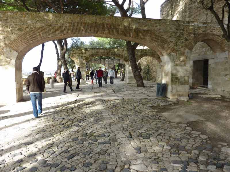 Vestiges de l'ancien palais royal de Lisbonne (place des armes du château Saint-Georges) détruit lors du tremblement de terre de 1755