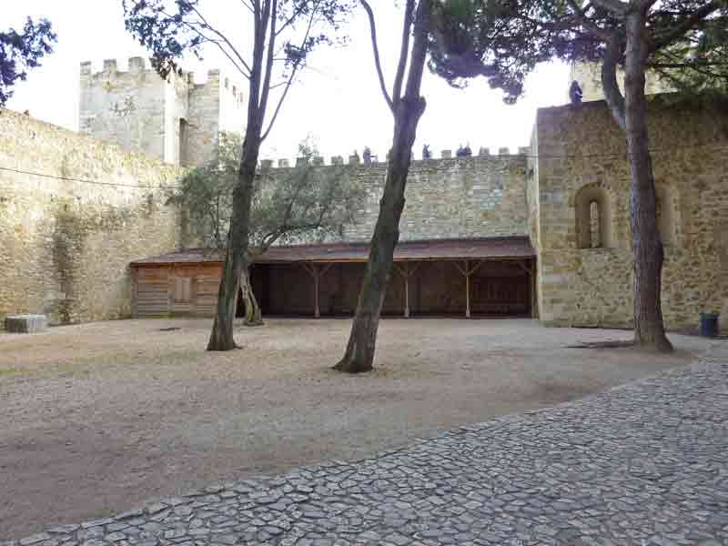 Cour à l'intérieur du château Saint-Georges (Castelo São Jorge), Lisbonne, Portugal