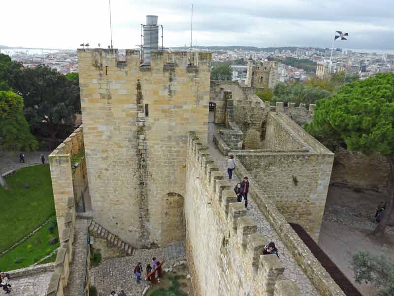 Balade sur les remparts du château Saint-Georges (Castelo São Jorge), Lisbonne, Portugal