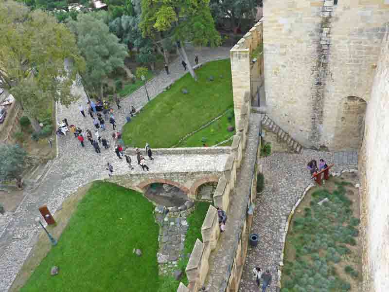Vue depuis les remparts sur l'entrée du château Saint-Georges (Castelo São Jorge), Lisbonne, Portugal