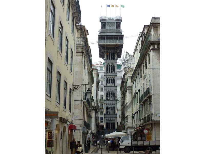 Vue sur l'ascenseur de Santa Justa depuis la rue de Santa Justa à Lisbonne (Portugal)