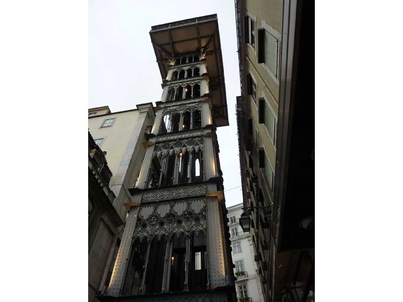 Photo prise au pied de l'elevador de Santa Justa (Lisbonne)